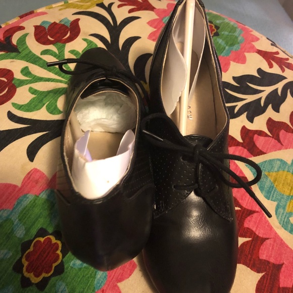 Size 8 lace up shoes - Picture 3 of 5